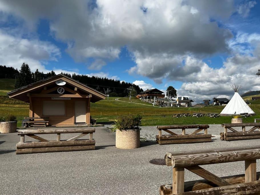 Appartement La Clusaz Avec Terrasse Sur Les Pistes De Ski Manigod Exterior foto